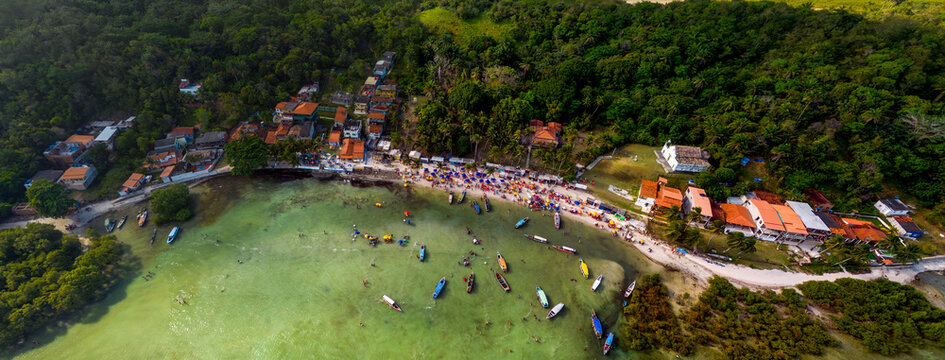 Imagem a&eacute;rea da praia das Neves em Ilha de Mar&eacute;, localizada no munic&iacute;pio de Salvador, no estado da Bahia, Brasil