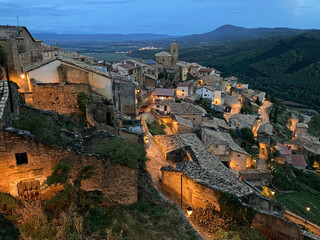 pueblo medieval de noche atardecer vista desde lo alto navarra gallipienzo pamplona navarra...