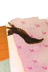 Kot dachowiec wylegujący się na łóżku z pościelą. - obrazy, fototapety, plakaty