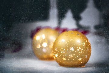 Weihnachtliche Dekoration mit goldenen Leuchtkugeln.