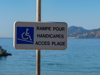 Fototapeta premium Schild in französischer Sprache: Rollstuhlrampe zum Strand in Cannes