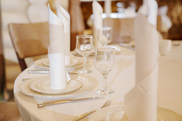 Table setting before the banquet. 