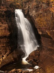 Fototapeta na wymiar Miner Falls waterfall in autumn