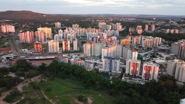caldas novas - predios recebendo luz do sol no amanhecer - amanhecer