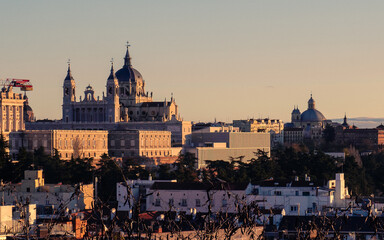 Obraz premium Sunset view of La Almudena in Madrid from Debod Temple