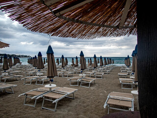 Ombrelloni e lettini sulla spiaggia di sabbia in una giornata nuvolosa 158

