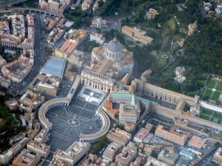 vista aerea della basilica di san pietro nella citt&agrave; del vaticano 311