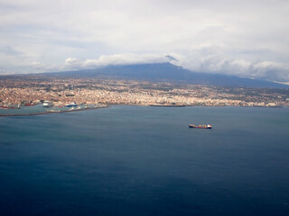 Fototapeta na wymiar Veduta aerea del porto di Catania e dell'Etna 1303