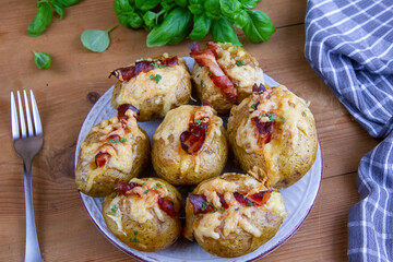 Ziemniaki pieczone z boczkiem i mozzarellą