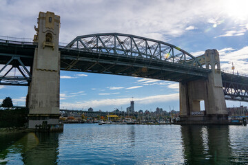 Fototapeta na wymiar カナダ・バンクーバーの都市風景　グランビルアイランドに掛かる橋