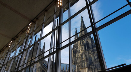 Blick durch die Glasfassade des Hauptbahnhofs auf den Kölner Dom