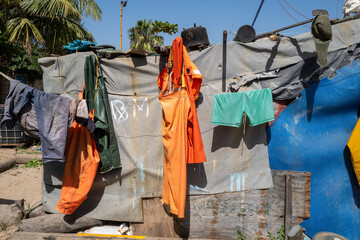 des vêtements de travail de pêche sèche dans un port traditionnel  à Dakar au Sénégal en...