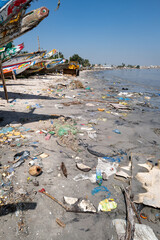 Une plage polluée sur la côte atlantique à Dakar au Sénégal en Afrique