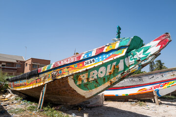 la proue de pirogues échouées sur la plage au Sénégal en Afrique de l'Ouest