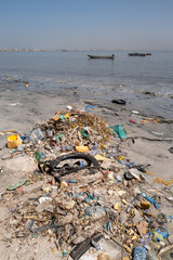 Une plage polluée sur la côte atlantique à Dakar au Sénégal en Afrique