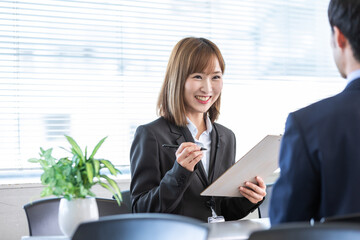 オフィスで働く女性　woman working in office