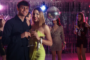 Young couple drinking champagne on prom night © Pixel-Shot