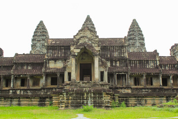 Obraz premium Cloudy sunrise over Angkor Wat, Siem Reap, Cambodia.