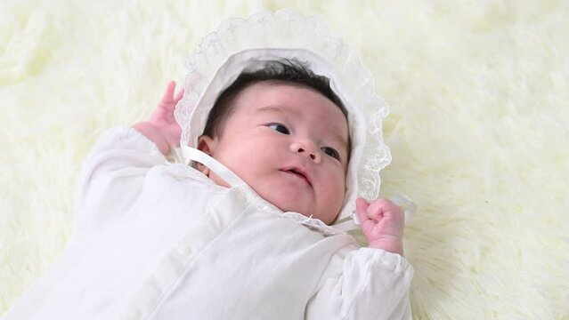 手を上にあげるかわいい日本人赤ちゃんの笑顔の俯瞰の動画