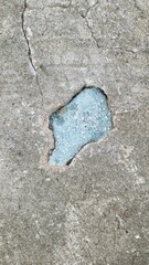 コンクリートに埋まった水色のキレイな石／Beautiful light blue stone buried in concrete／콘크리트에 묻힌 하늘색의 깨끗한 돌