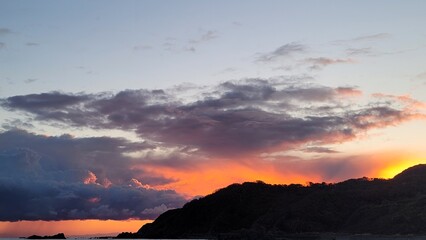 朝日の光りで赤く燃えたような空・夕焼け／The sky and sunset glow red with the light of the morning sun／아사히의 빛으로 붉게 타오른 하늘 · 일몰