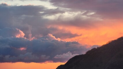 太陽の光りで赤く反射する雲と空／태양의 빛으로 붉게 반사되는 구름과 하늘／Clouds and sky that reflect red sunlight