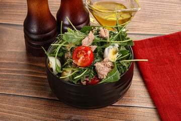 Salad with tuna, tomato, quail egg and arugula