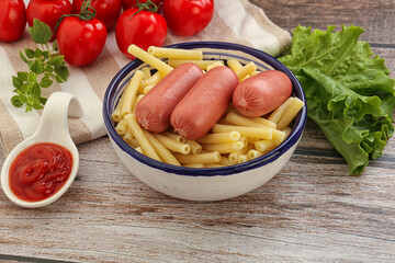 Mini sausages with pasta macheroni