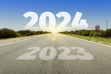 Concepto de fin de 2023 e inicio de año 2024 con esperanzas, optimismo, alegría y cambios positivos. Camino desde el año viejo hacia el futuro. - obrazy, fototapety, plakaty
