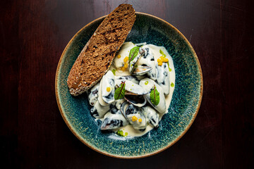 steamed mussels in white wine sauce