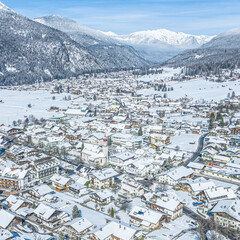 Der Tiroler Wintersportort Ehrwald unterhalb der Zugspitze im Luftbild, Blick über den Ort nach Nordosten