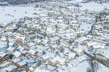Der Tiroler Wintersportort Ehrwald unterhalb der Zugspitze von oben, Blick auf das Ortszentrum