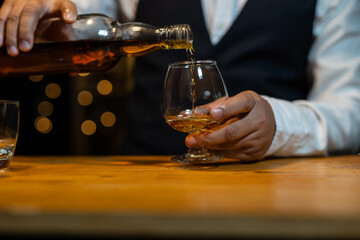 Celebration night, pour whiskey into a glass. Give to friends who come to celebrate