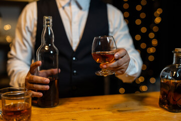 Celebration night, pour whiskey into a glass. Give to friends who come to celebrate