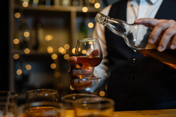 Celebration night, pour whiskey into a glass. Give to friends who come to celebrate