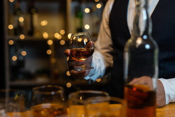 Celebration night, pour whiskey into a glass. Give to friends who come to celebrate