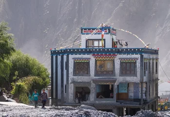 Lichtdoorlatende rolgordijnen zonder boren Dhaulagiri Hotel building damaged by floods in Kagbeni, Nepal