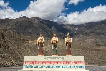 Photo sur Plexiglas Annapurna Welcoming statues on Muktinath road, Statue of Three Nepali women, Annapurna Mountains, Nepal