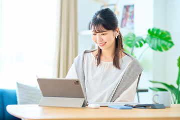 オンラインコミュニケーションをする若い女性