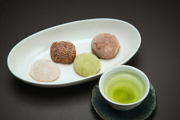 日本茶とおいしそうな大福でおやつタイム