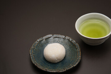 日本茶とおいしそうな大福でおやつタイム