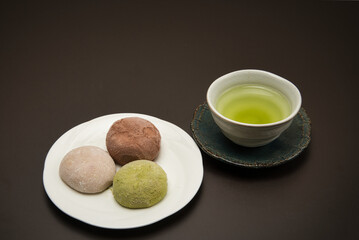 日本茶とおいしそうな大福でおやつタイム