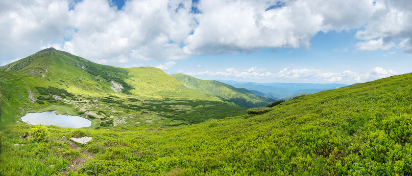 A beautiful view of the Ukrainian Carpathian mountains. Restorin