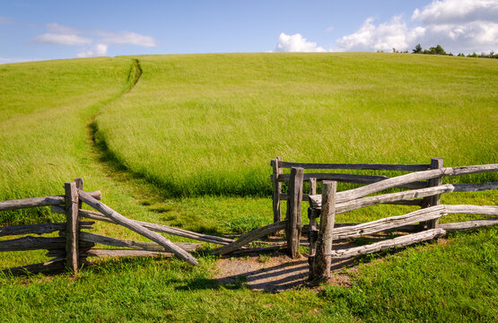 Blue Ridge Parkway, Famous Road linking Shenandoah National Park to Great Smoky Mountains National Park