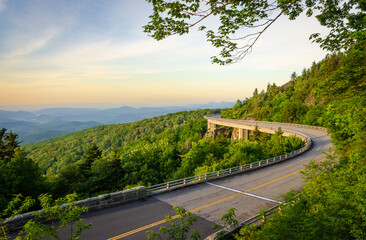 Blue Ridge Parkway, Famous Road linking Shenandoah National Park to Great Smoky Mountains National...