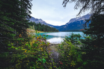 Emerald Lake is of glacial origin, hence its emerald color and its name. It is located in Yoho National Park. You can go around the lake on foot in a 5.2km loop.
British Columbia, Canada