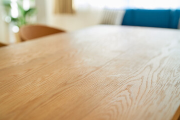 木製テーブルのあるインテリア