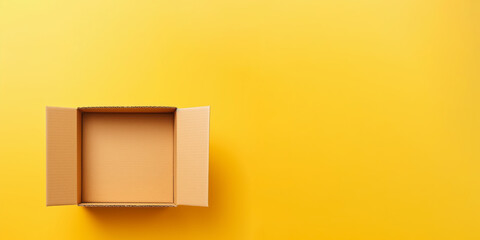 Caja de cartón abierta en fondo amarillo.