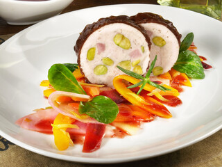 Catering Vorspeise mit Hähnchen auf Wurzelsalat