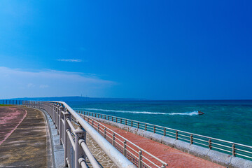 伊良部島を望む海岸とジェットスキー